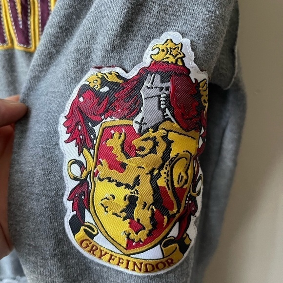 UNIVERSAL Studios Wizarding World Harry Potter Gryffindor Crewneck Sweatshirt - Picture 4 of 8